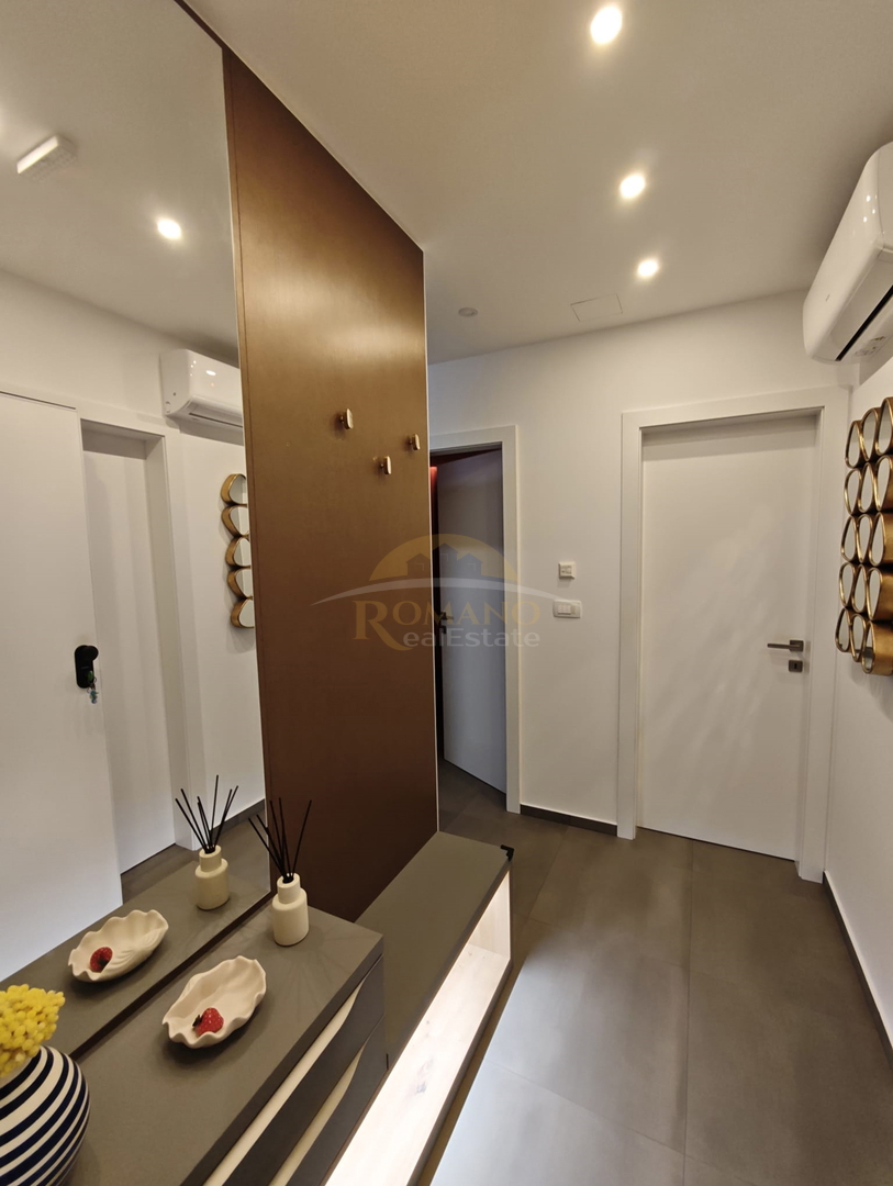 Luksuzni penthouse v Okrugu Gornjem/Čiovo s strešno teraso